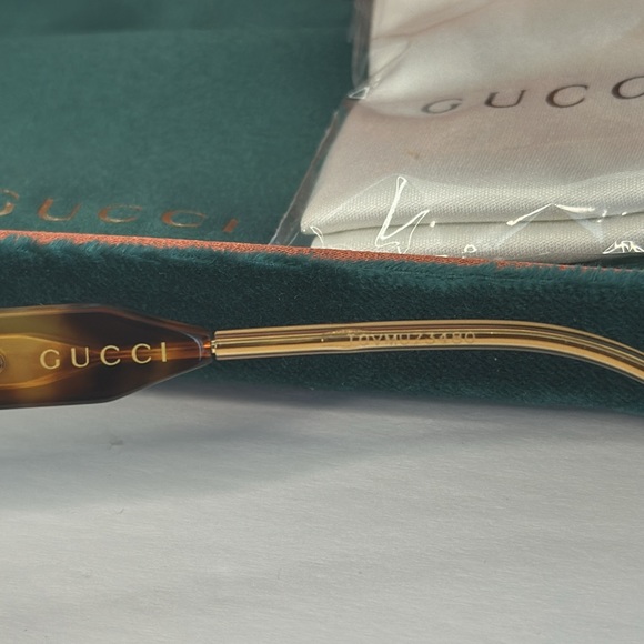 Authentic New GUCCI Men's Opticals
GG0605O-30008100-010 - Picture 12 of 14